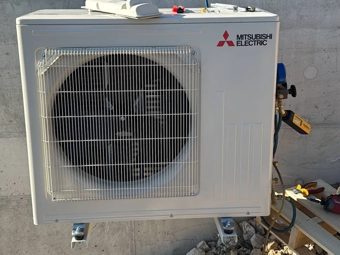 Zunanja enota klimatske naprave Mitsubishi Electric med montažo na steni