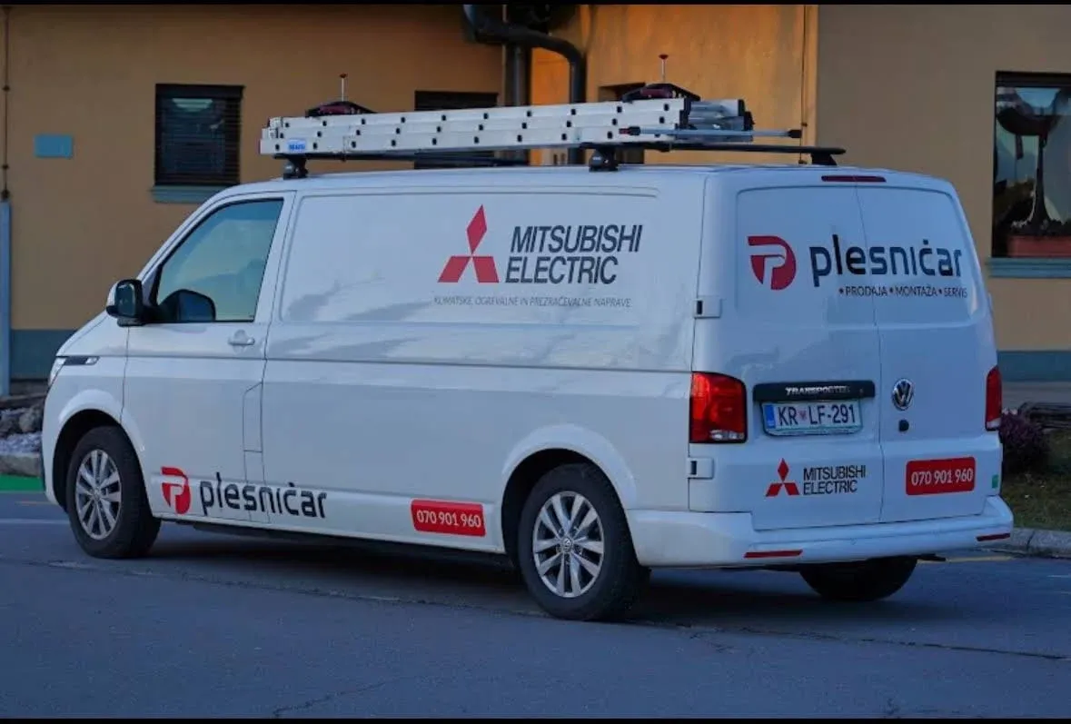 Plesničarjev kombi pred hišo v večerni svetlobi