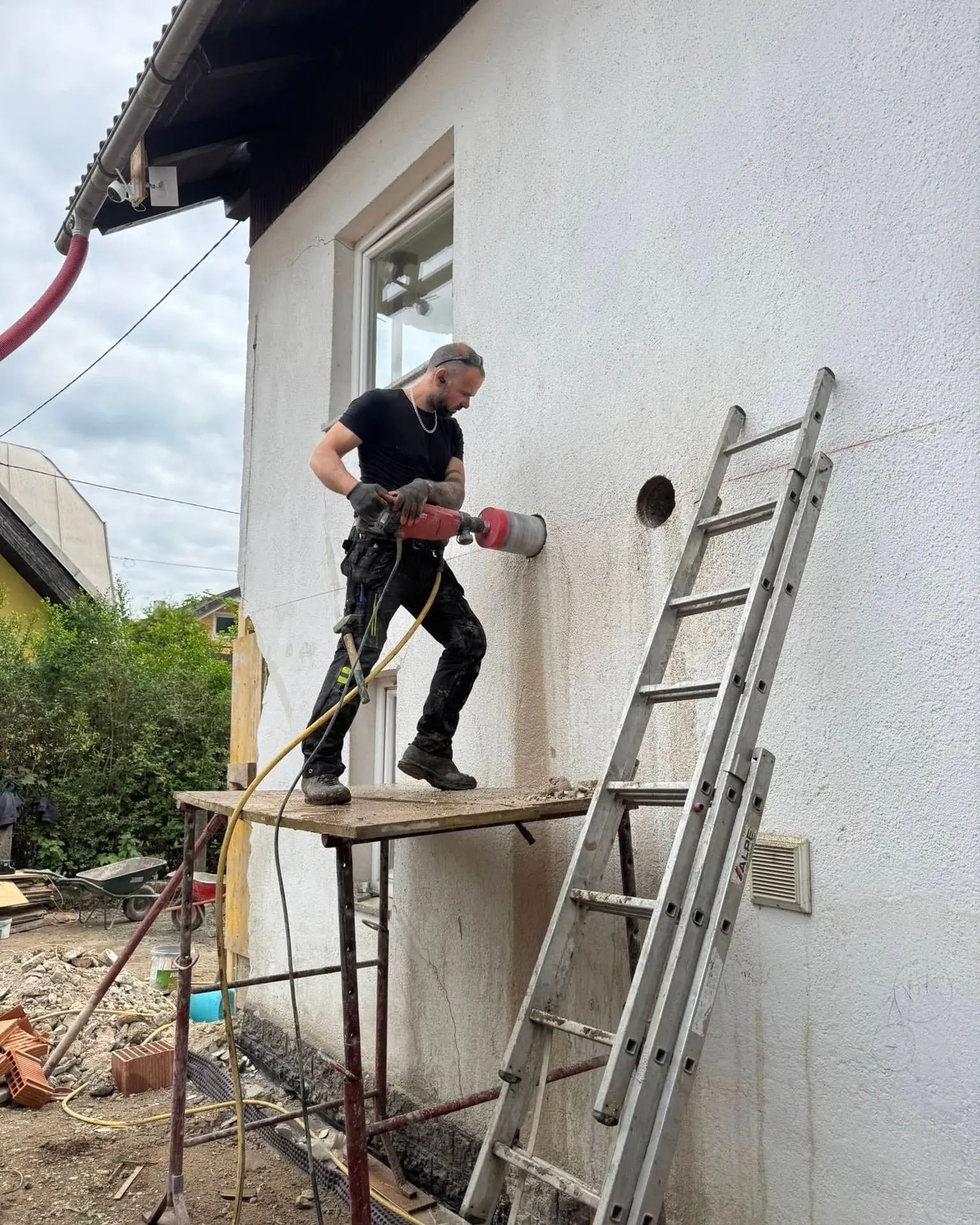 Monter na odru vrta preboj skozi fasado za napeljavo