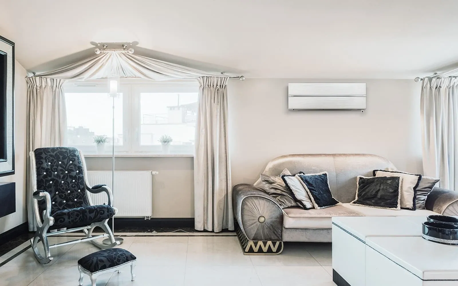 Notranja enota Mitsubishi Electric Kirigamine Style v svetlem dnevnem prostoru